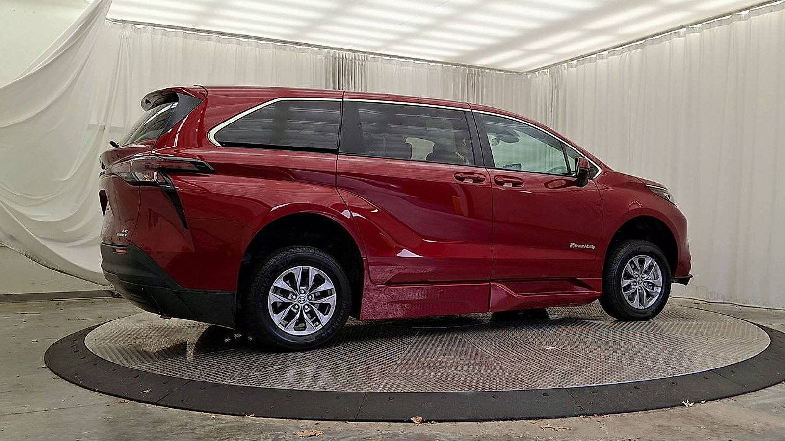 Used 2023 Toyota Sienna LE FWD image 10