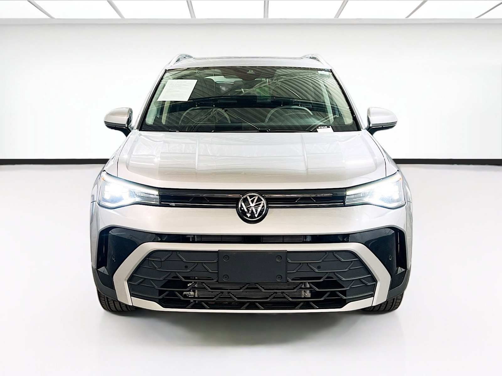 Used 2025 Volkswagen Taos SE w/ Panoramic Sunroof Package FWD image 2