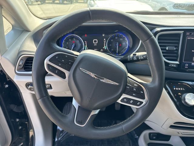 Used 2023 Chrysler Pacifica Touring-L FWD image 21