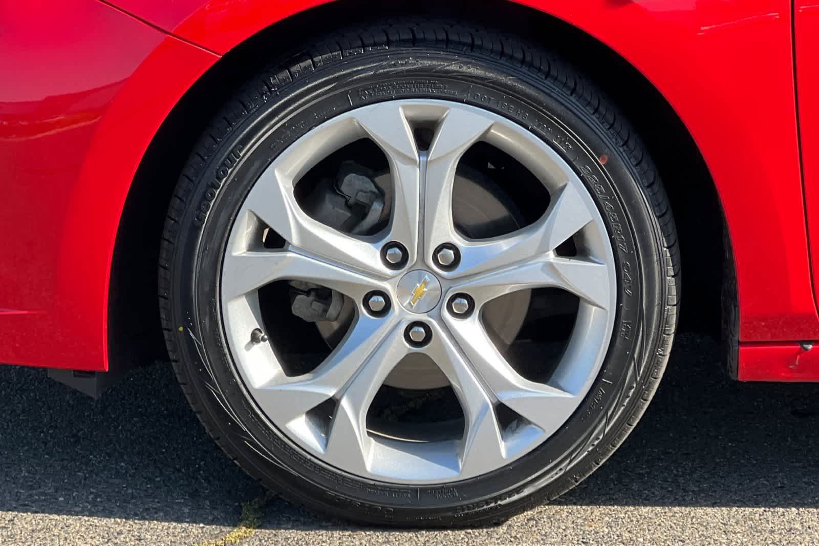 Used 2018 Chevrolet Cruze Premier FWD image 29