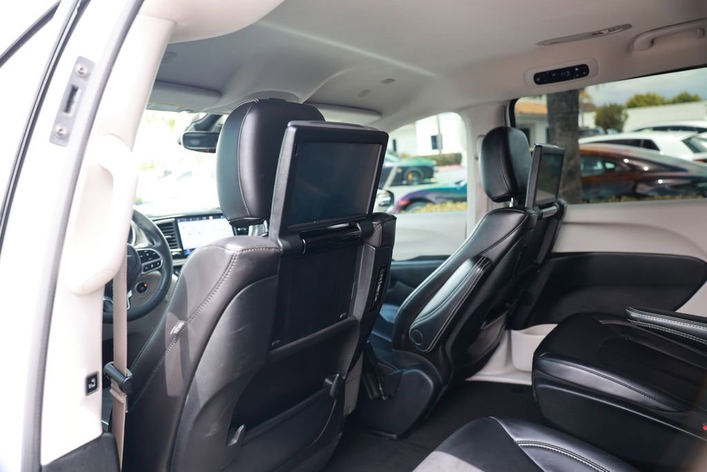 Used 2023 Chrysler Pacifica Touring-L w/ Uconnect Theater Family Group FWD image 33