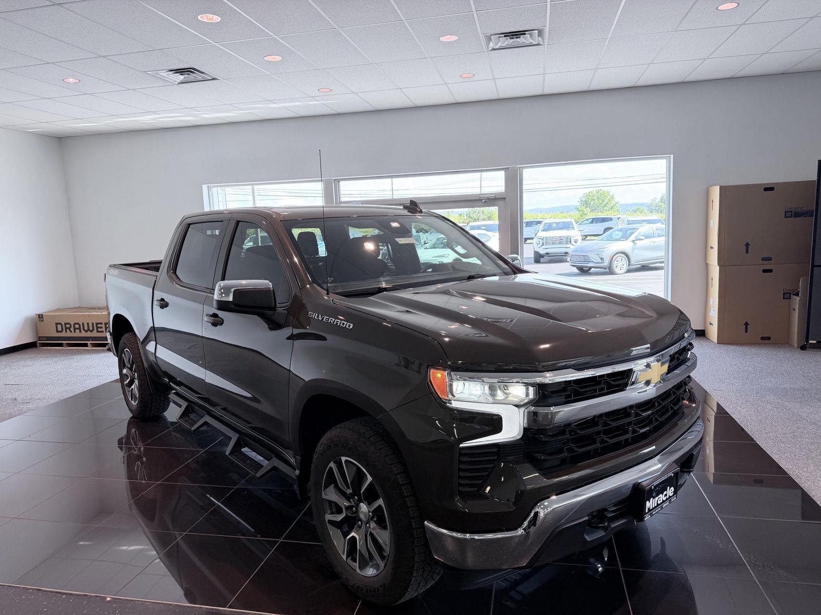 Used 2023 Chevrolet Silverado 1500 LT AWD/4WD image 7