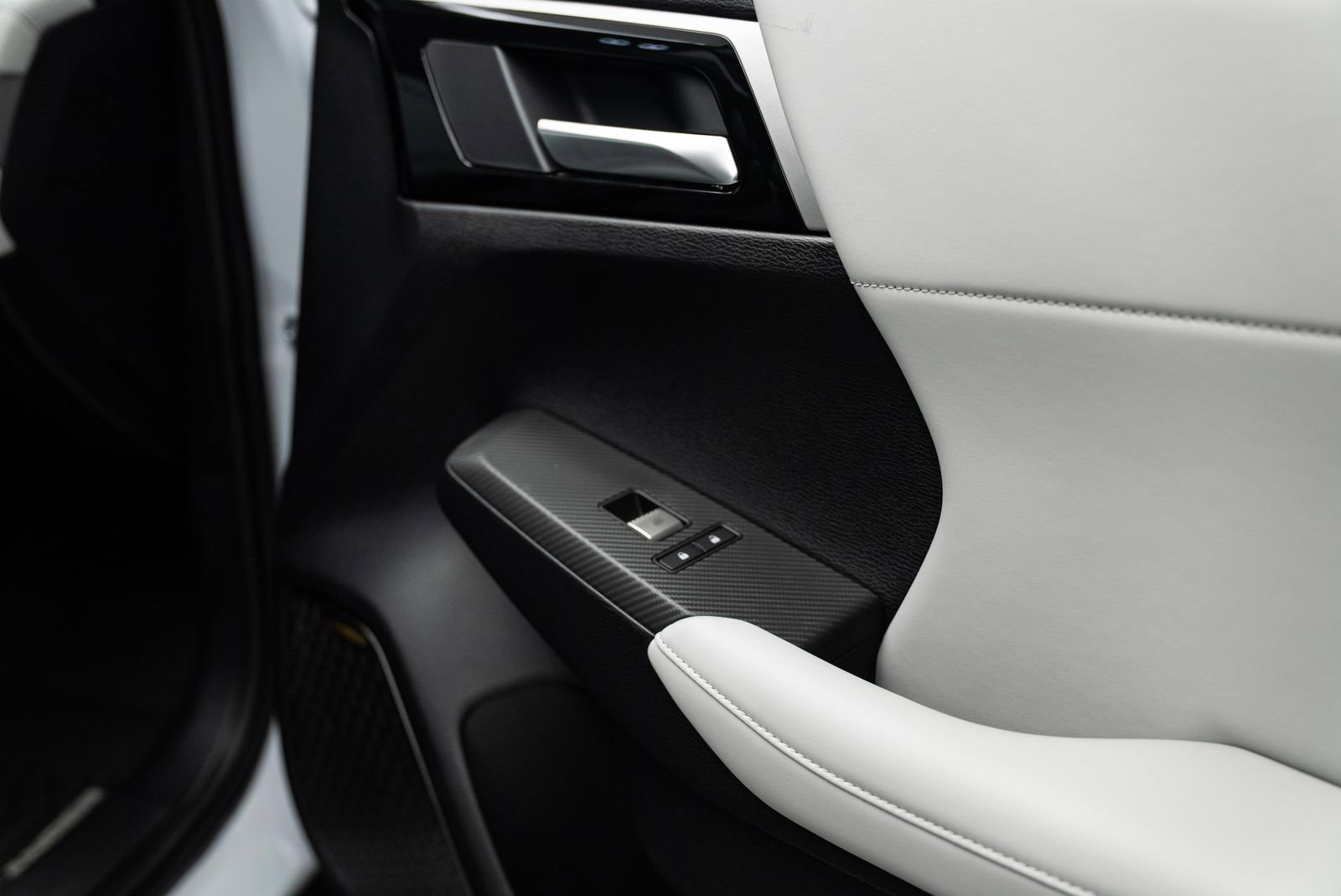 Used 2025 Mitsubishi Outlander SE image 30