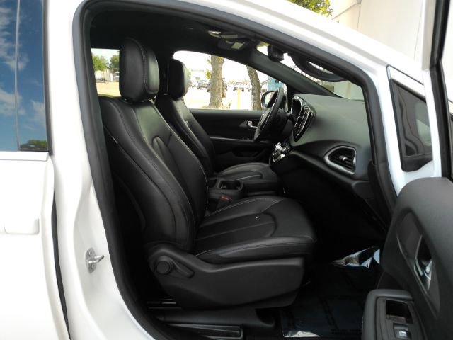 Used 2025 Chrysler Pacifica Select FWD image 21