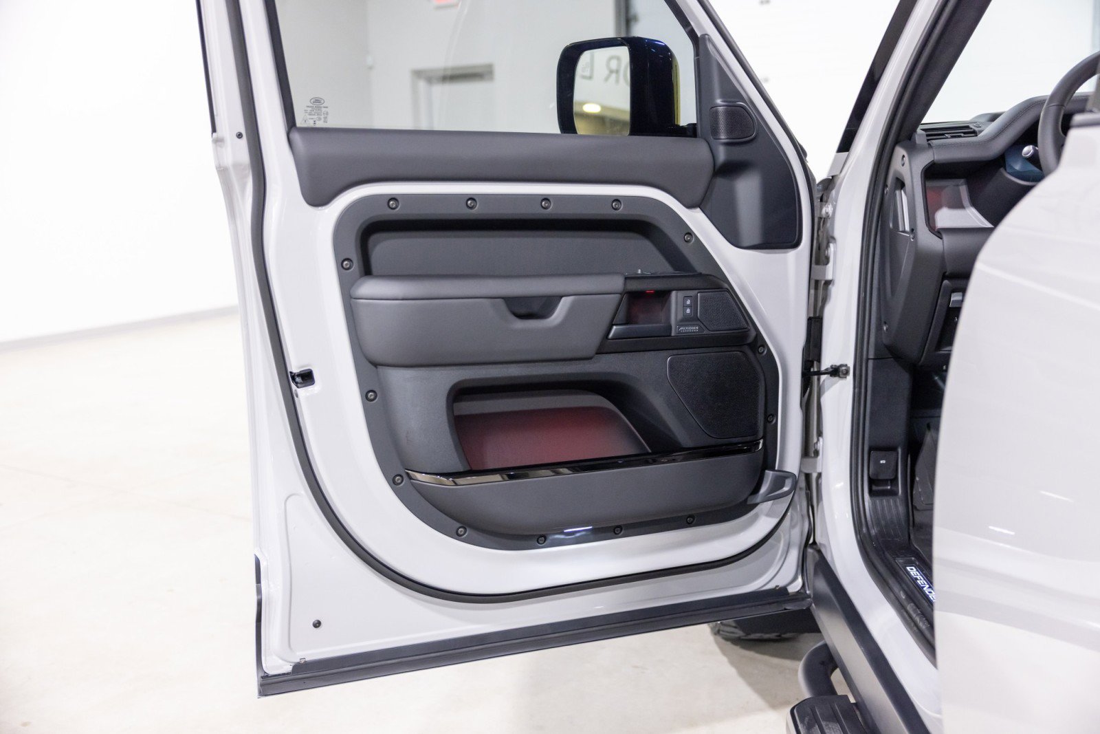 Used 2026 Land Rover Defender 110 OCTA image 33