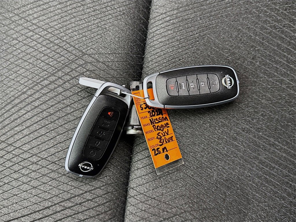 Used 2024 Nissan Rogue SV image 33