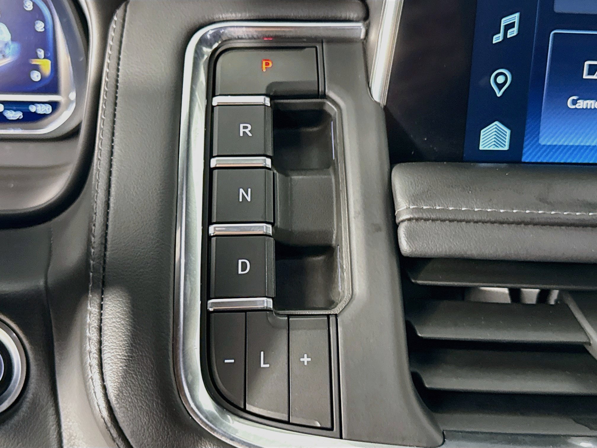 Used 2024 Chevrolet Suburban LT RWD image 19