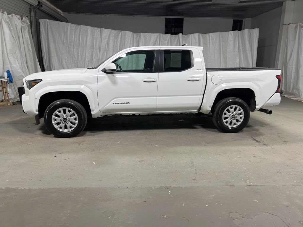 Used 2024 Toyota Tacoma SR5 AWD/4WD image 4