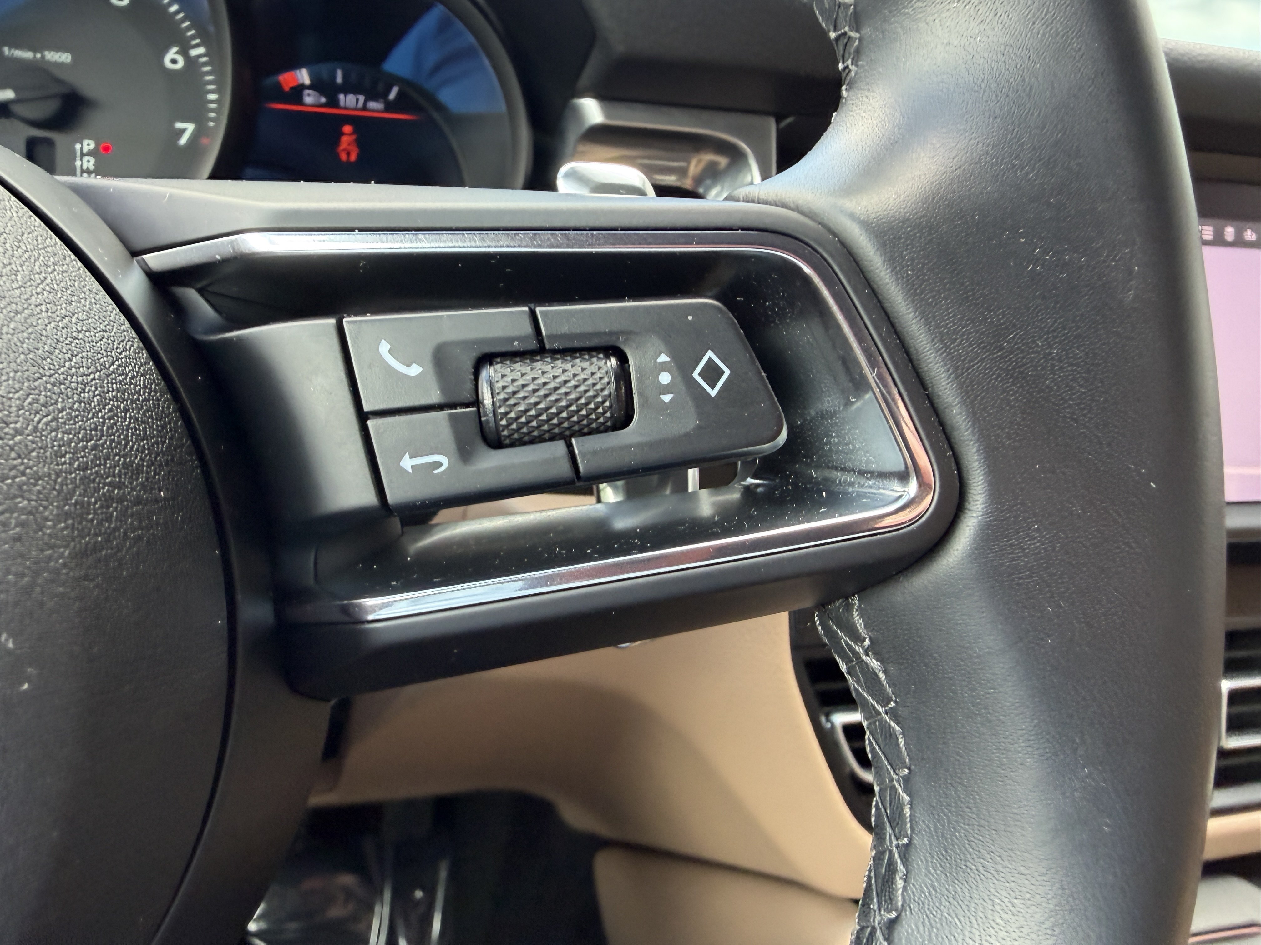 Certified 2023 Porsche Macan AWD/4WD image 33