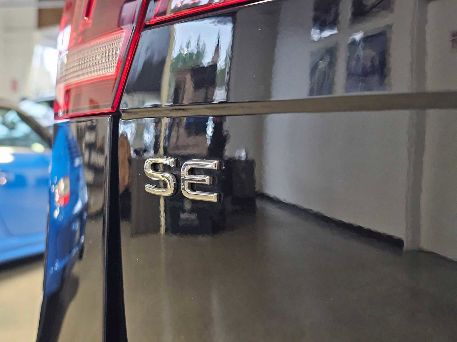 Used 2023 Volkswagen Tiguan SE w/ Panoramic Sunroof Package image 14