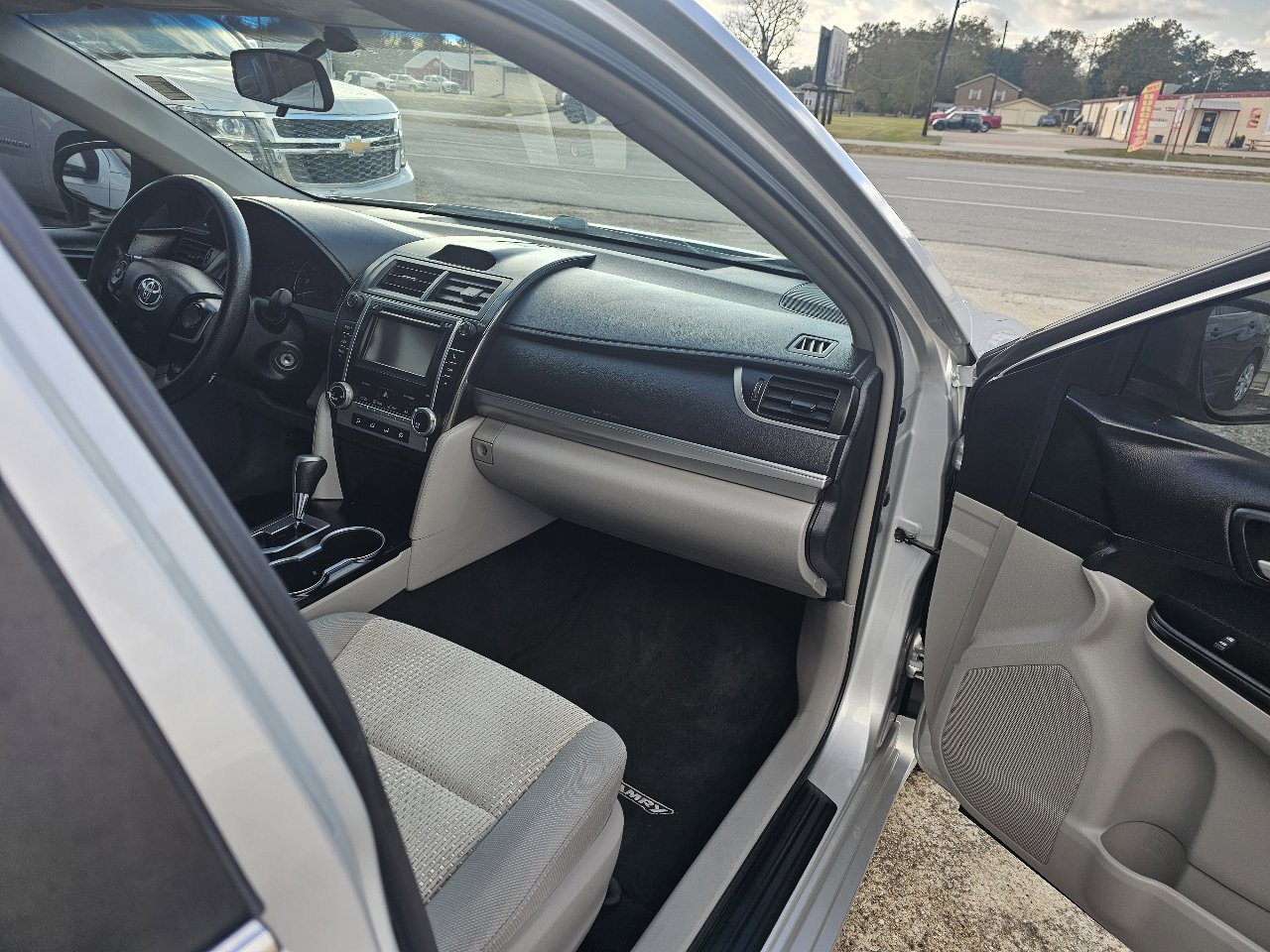 Used 2014 Toyota Camry L image 19