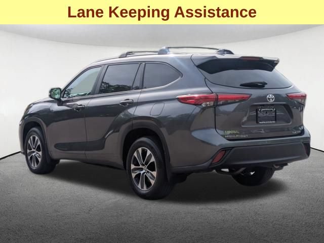 Used 2023 Toyota Highlander XLE AWD/4WD image 7