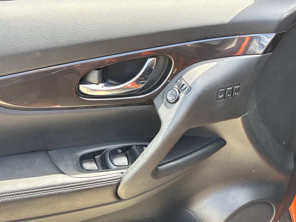 Used 2019 Nissan Rogue SV w/ Sun & Sound Touring Package AWD/4WD image 17