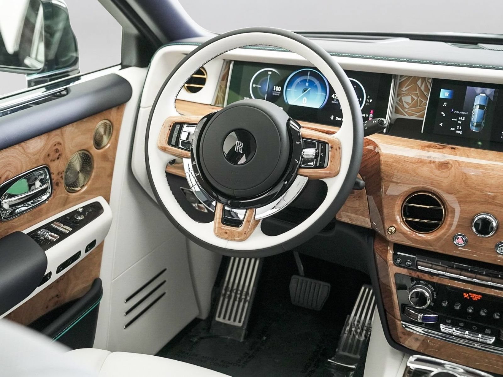 New 2026 Rolls-Royce Phantom Sedan RWD image 17
