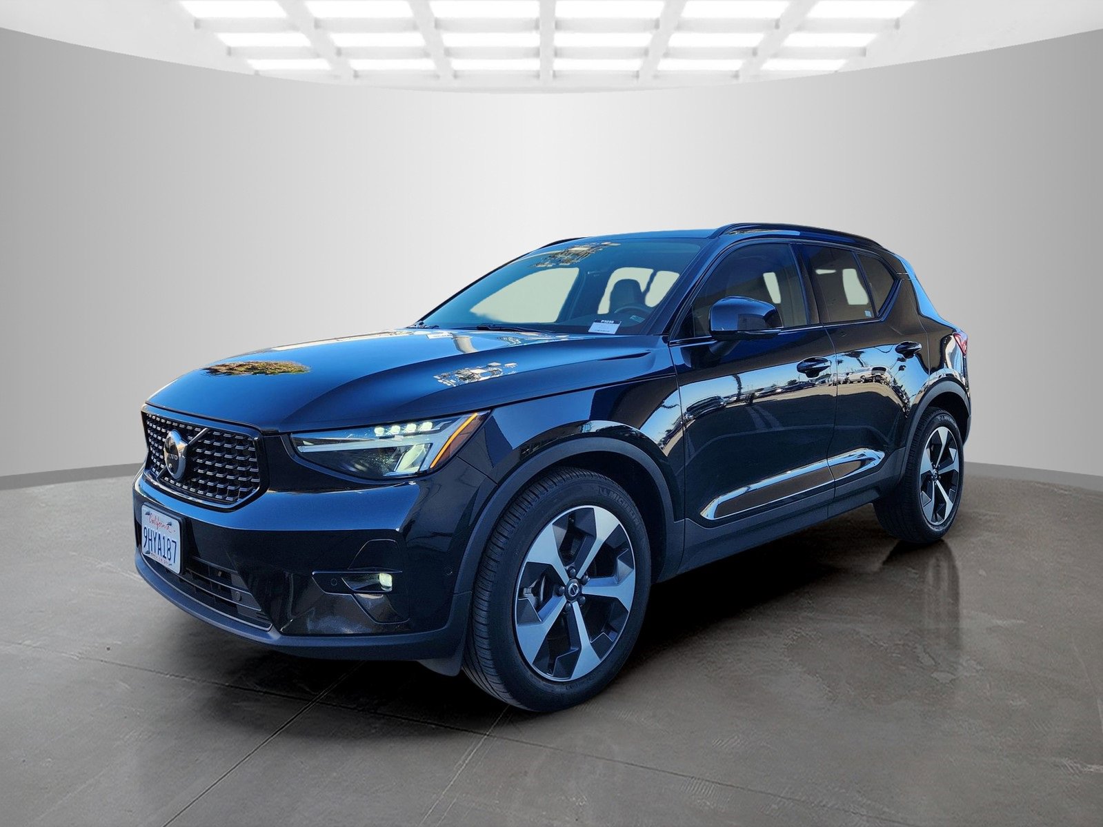 Used 2023 Volvo XC40 B4 Ultimate image 3