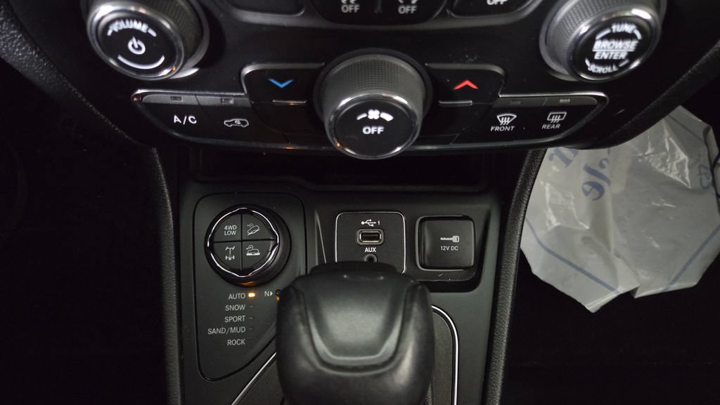 Used 2020 Jeep Cherokee Trailhawk AWD/4WD image 24