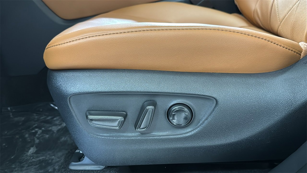 New 2026 Toyota Highlander Platinum image 14