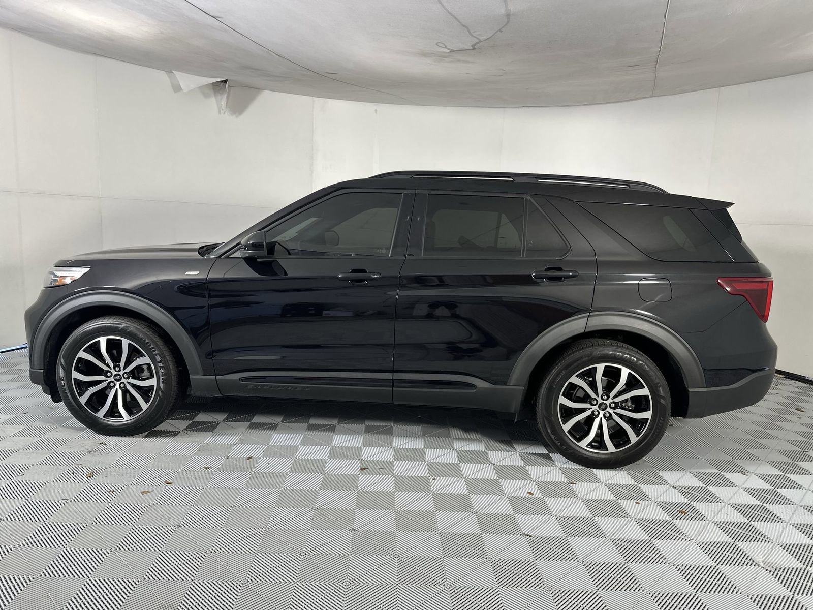Used 2022 Ford Explorer ST-Line w/ Class IV Trailer Tow Package RWD image 5