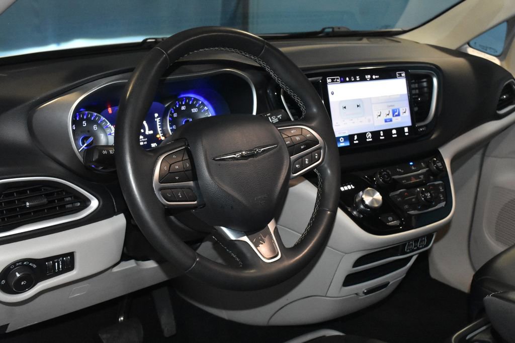 Used 2024 Chrysler Pacifica Touring-L image 2