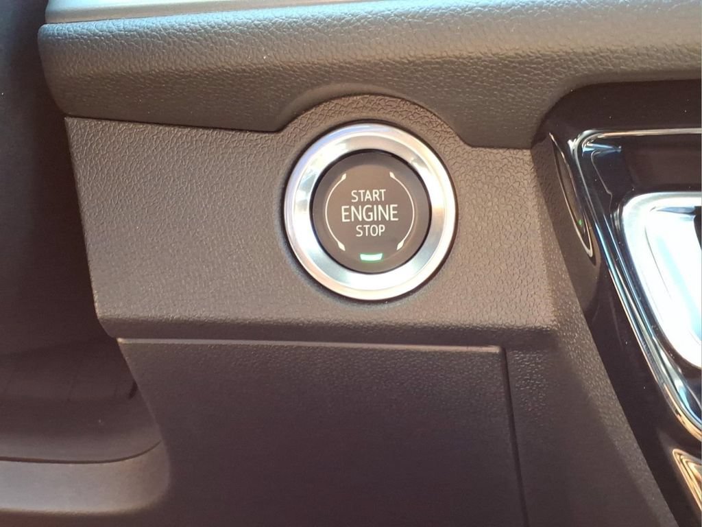 Used 2025 Chevrolet Traverse LT FWD image 8