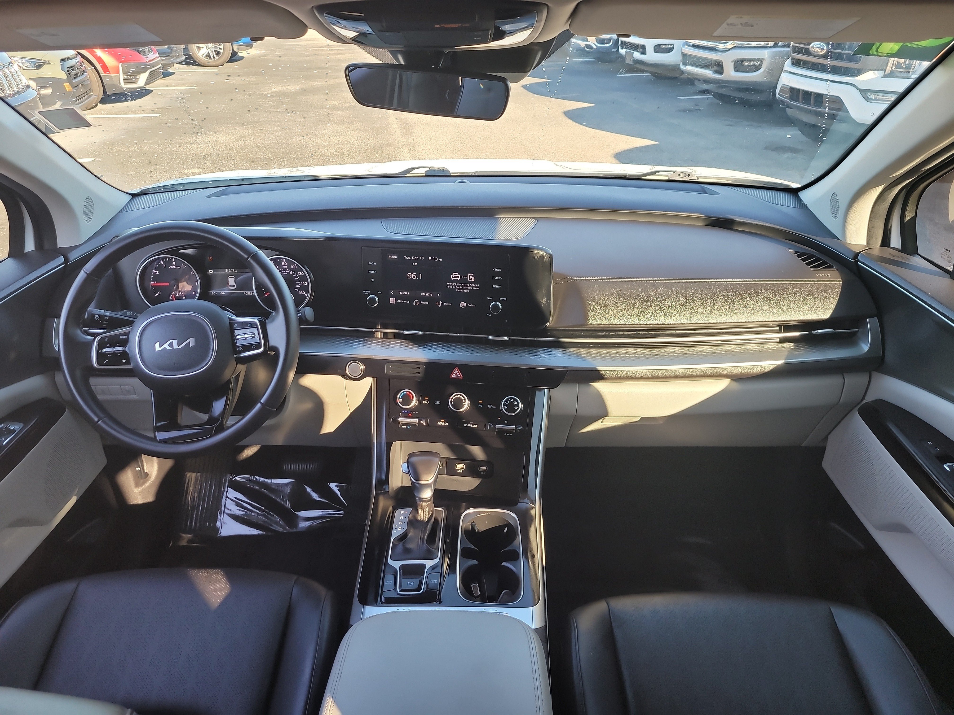 Used 2024 Kia Carnival LX FWD image 14