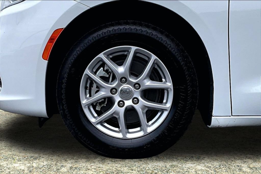 Used 2024 Chrysler Pacifica Touring-L FWD image 35