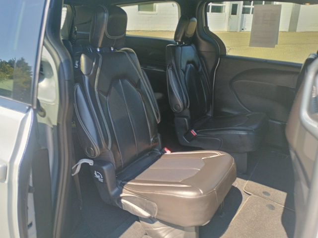 Used 2023 Chrysler Pacifica Touring-L w/ S Appearance Package AWD/4WD image 17