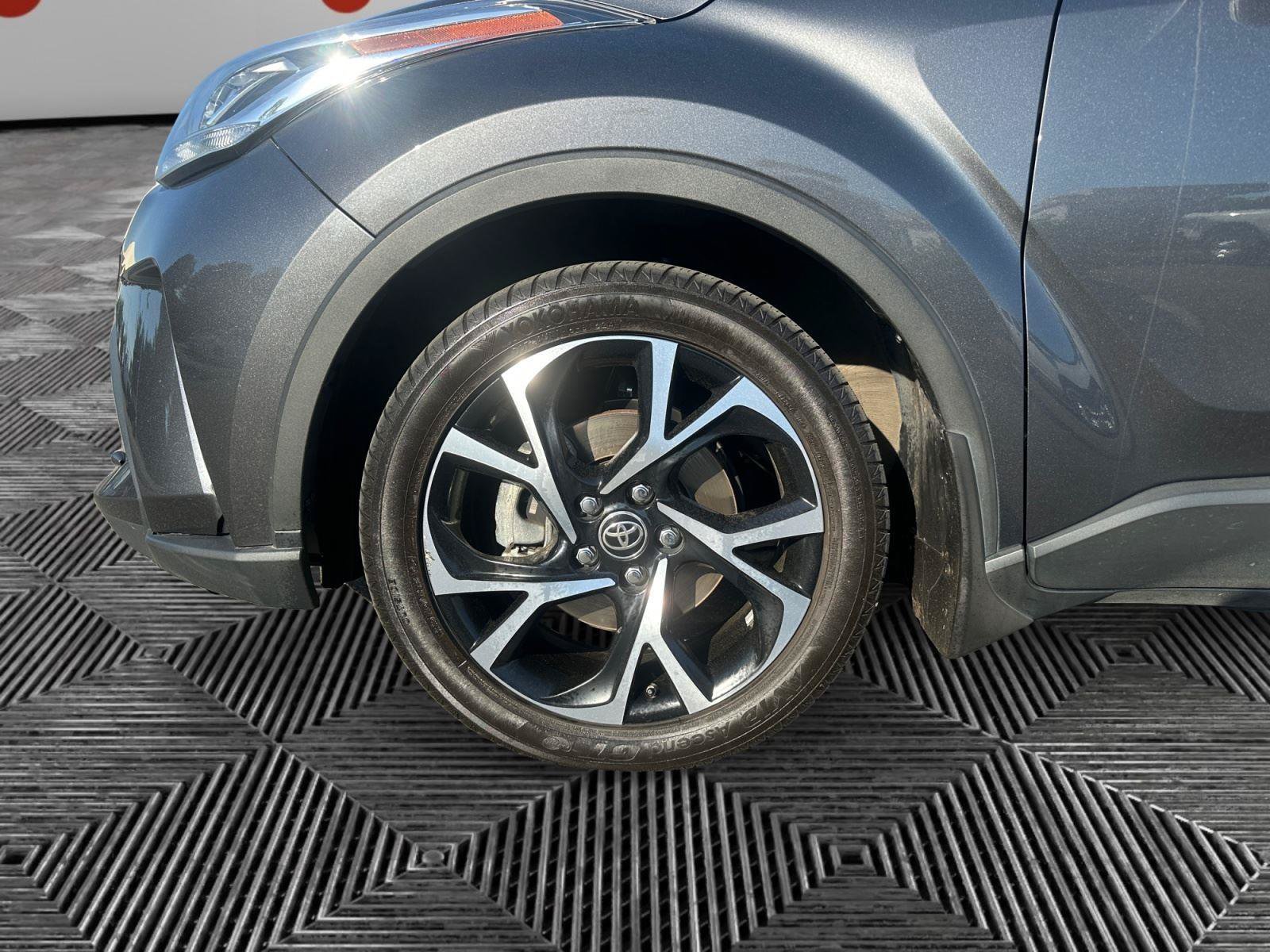 Used 2022 Toyota C-HR XLE FWD image 9