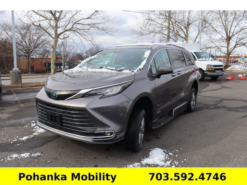 Used 2021 Toyota Sienna XLE w/ XLE Plus Package image 3