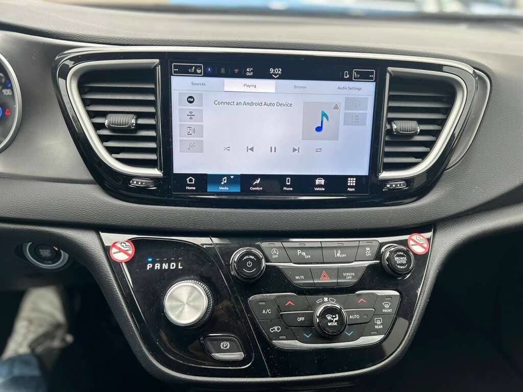 Used 2026 Chrysler Pacifica Select image 14