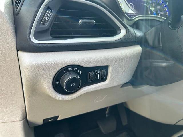 Certified 2024 Chrysler Pacifica Touring-L FWD image 17