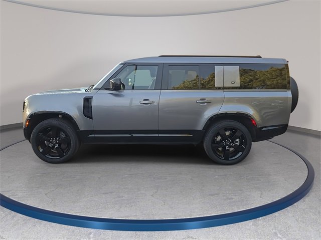 Used 2024 Land Rover Defender 130 X-Dynamic SE image 8