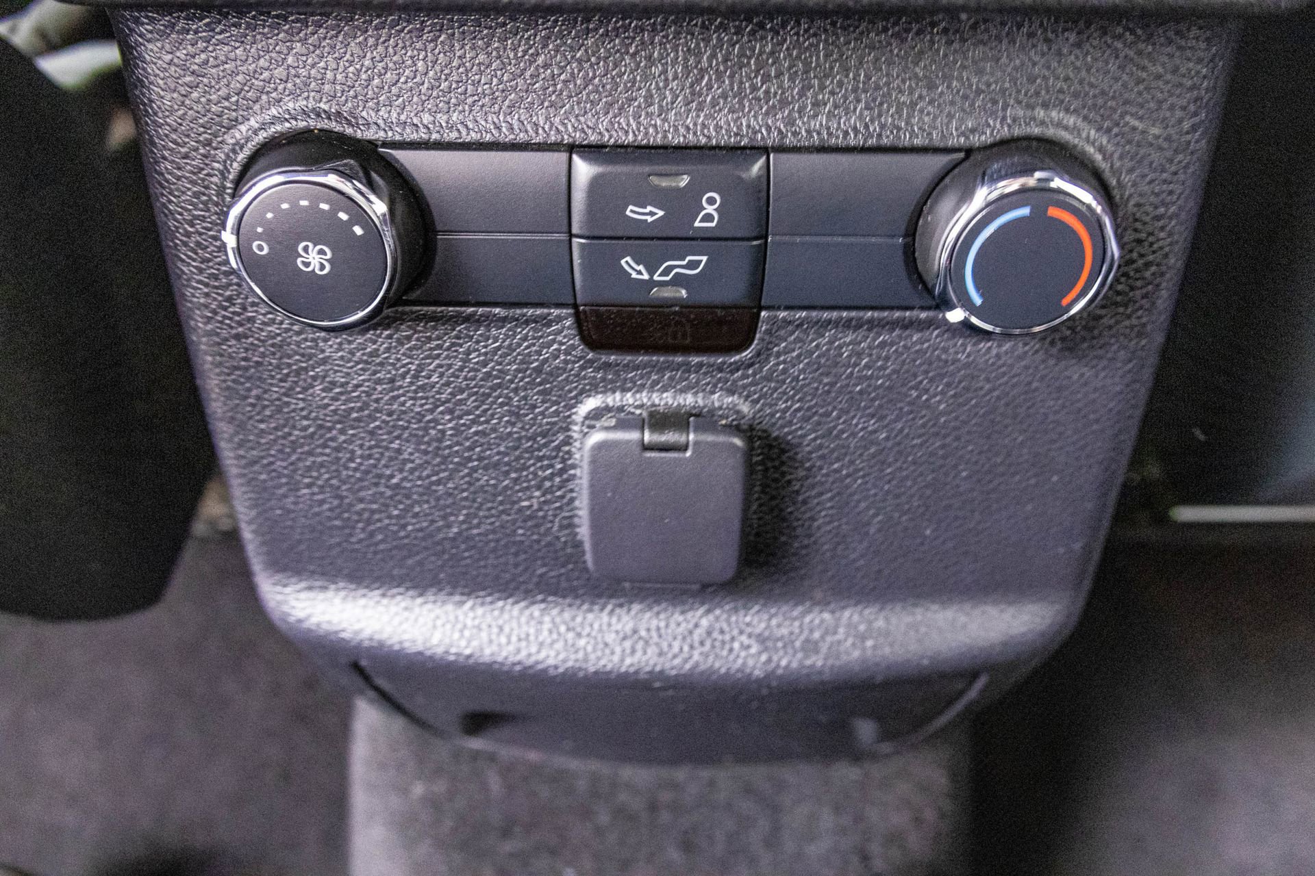 Used 2019 Ford Explorer XLT image 31