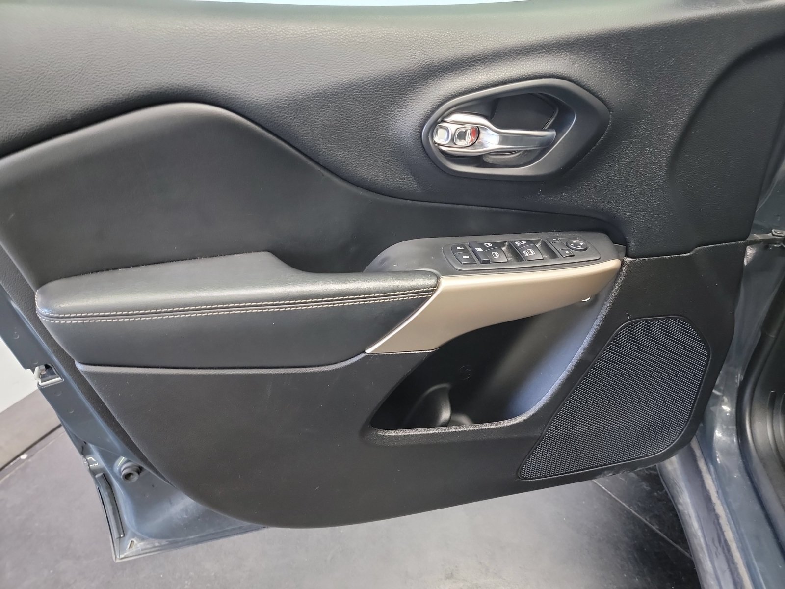 Used 2018 Jeep Cherokee Limited AWD/4WD image 15