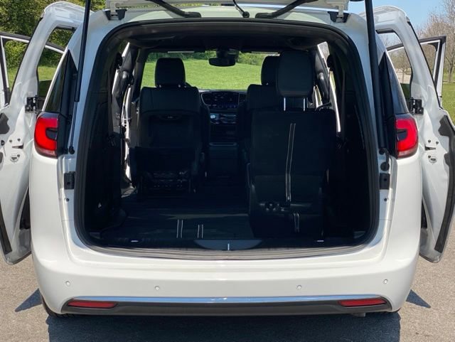 Used 2025 Chrysler Pacifica Select image 41