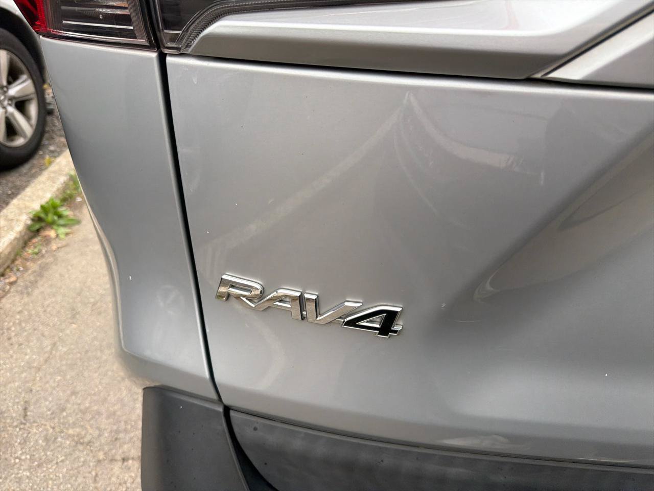 Used 2019 Toyota RAV4 XLE w/ Convenience Package AWD/4WD image 10
