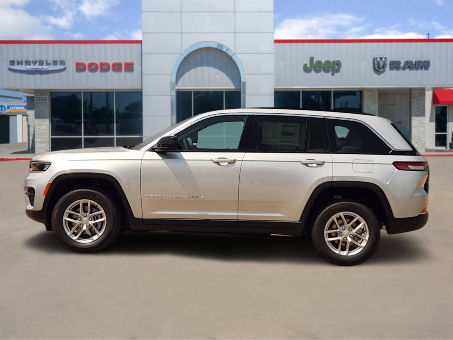 New 2026 Jeep Grand Cherokee Laredo RWD image 3