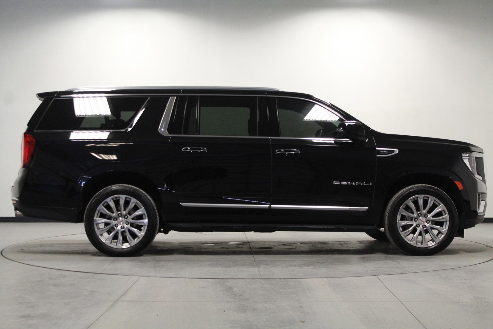 Used 2024 GMC Yukon XL Denali image 3
