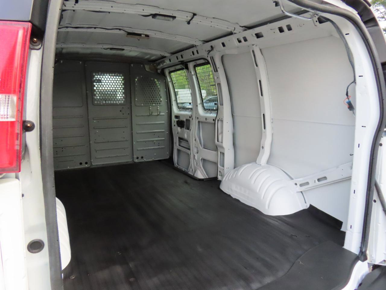 Used 2015 Chevrolet Express 2500 RWD image 16