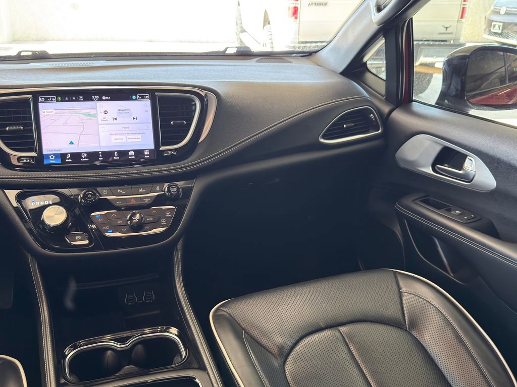 Used 2025 Chrysler Pacifica Limited image 23
