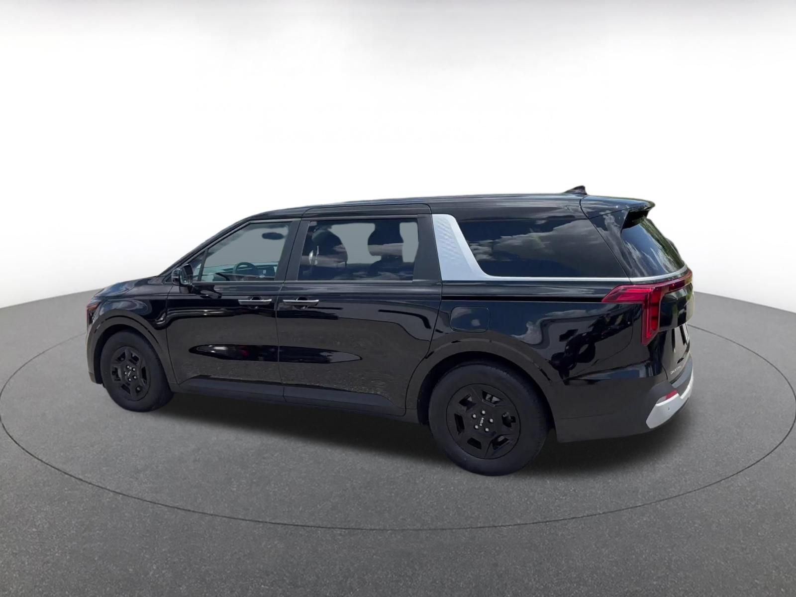 Used 2026 Kia Carnival FWD image 9
