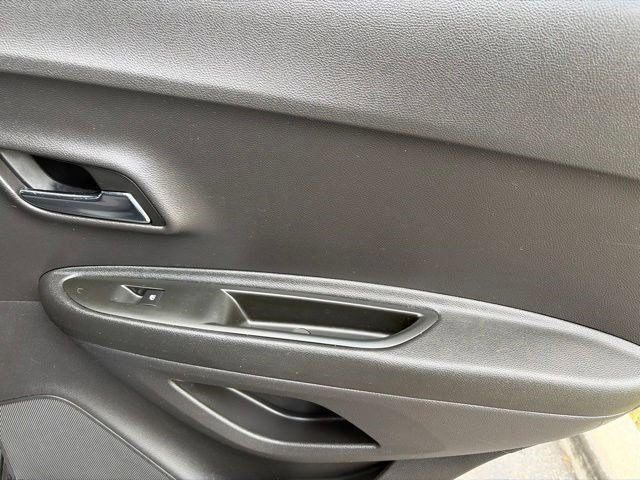 Used 2020 Chevrolet Trax LS w/ Tint and Cruise Package AWD/4WD image 34
