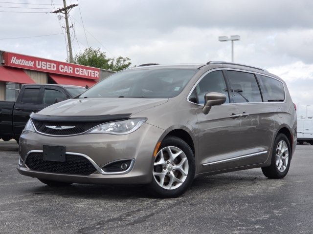 Used 2017 Chrysler Pacifica Touring-L Plus w/ Tire & Wheel Group FWD image 2