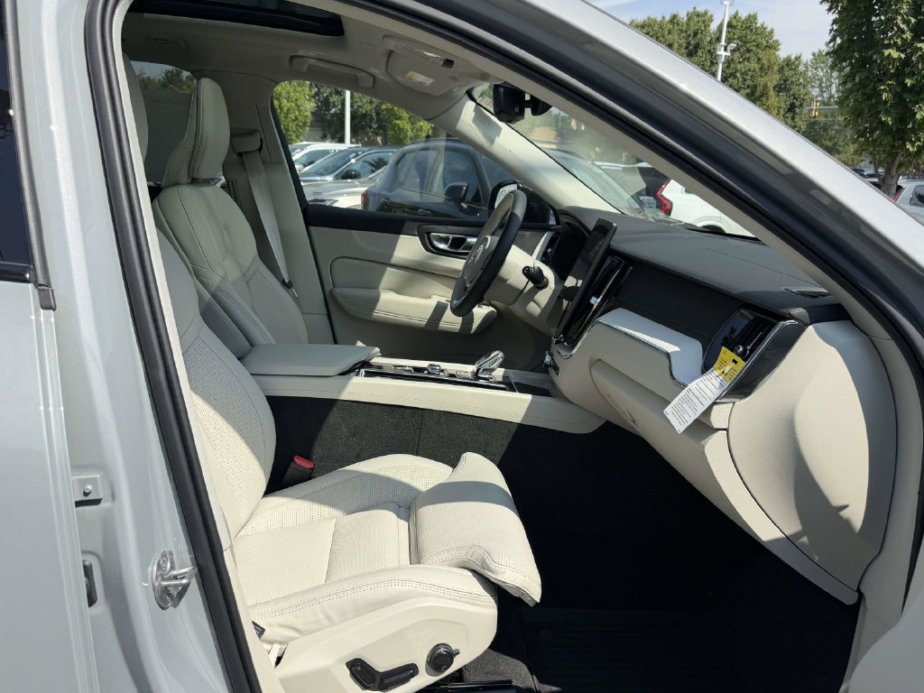 New 2026 Volvo XC60 B5 Ultra w/ Protection Package Premier AWD/4WD image 11