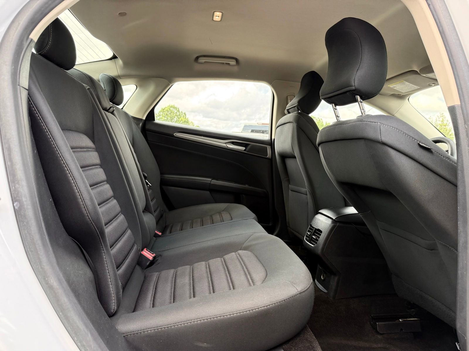 Used 2019 Ford Fusion SE FWD image 16