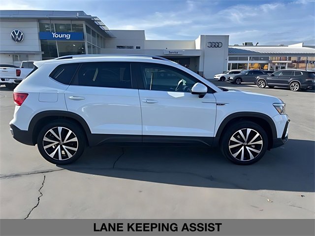 Used 2023 Volkswagen Taos SE w/ Panoramic Sunroof Package image 2