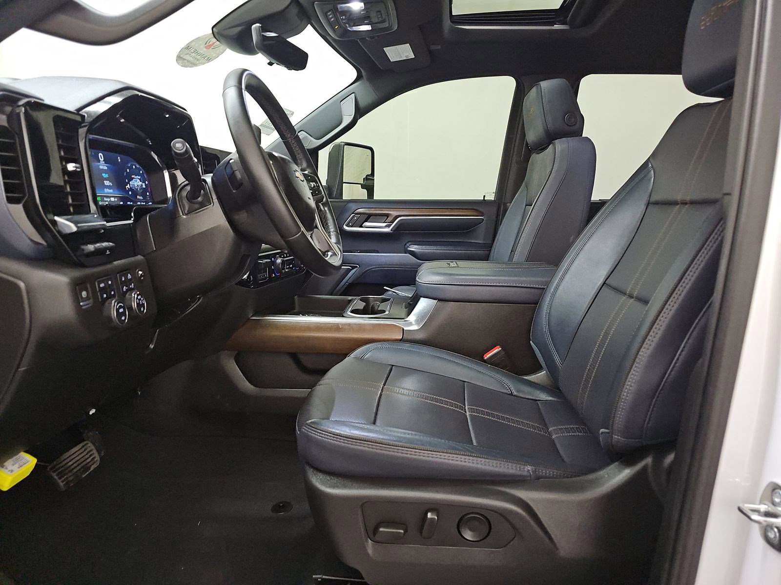 Used 2024 Chevrolet Silverado 3500 High Country w/ Technology Package image 9