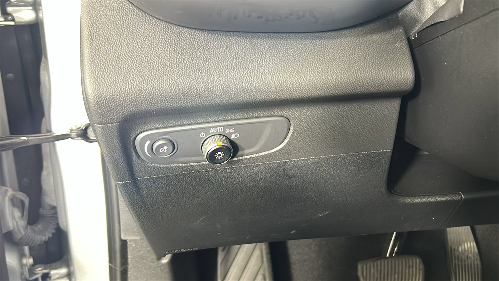 Used 2023 Buick Envision Essence AWD/4WD image 23