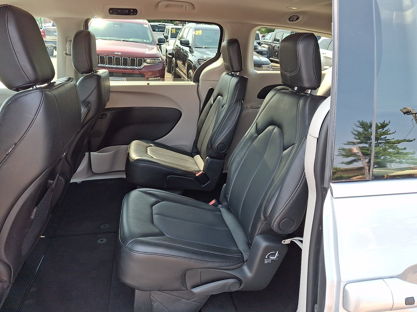 Used 2024 Chrysler Pacifica Touring-L FWD image 11