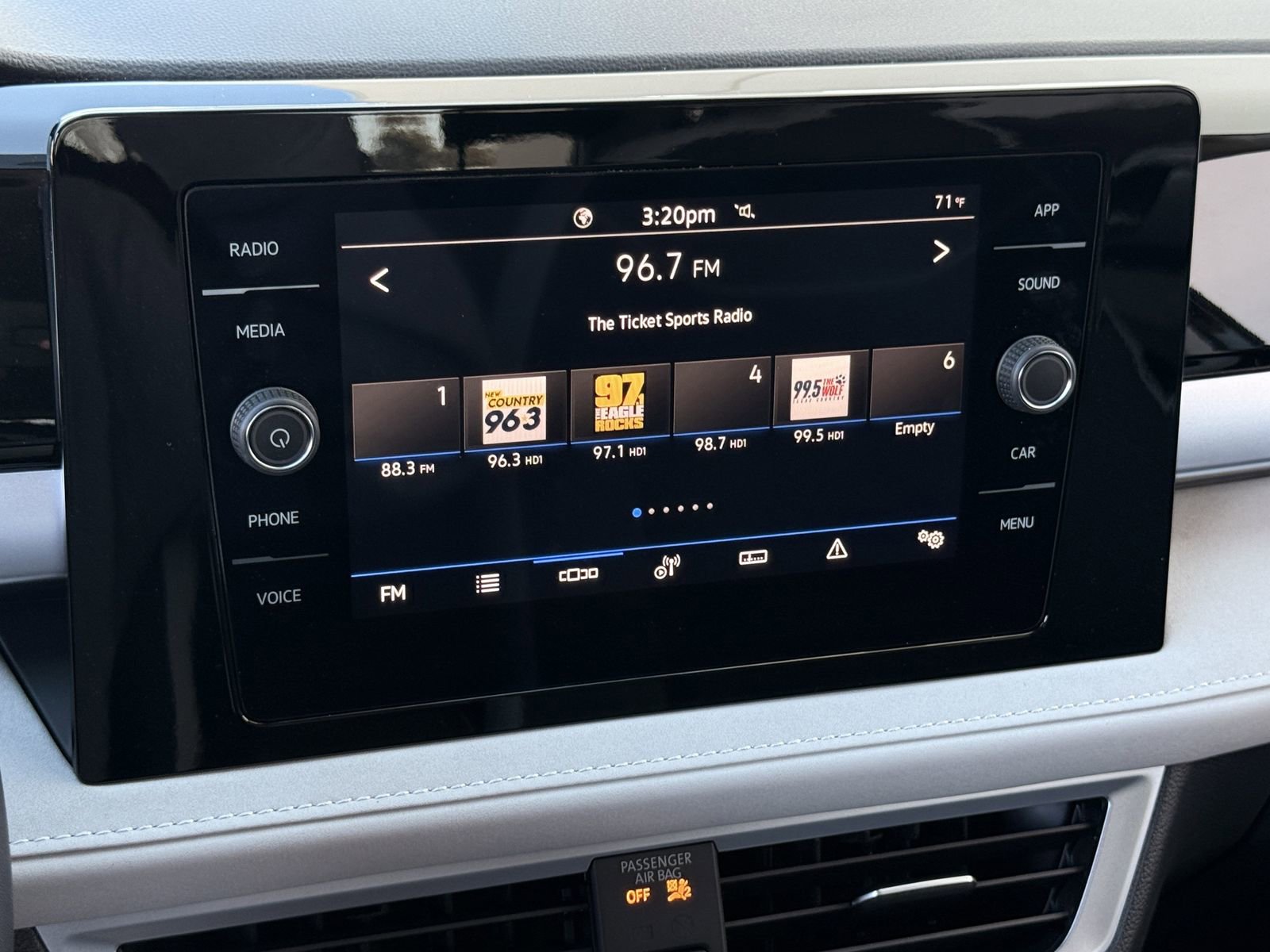 Used 2025 Volkswagen Taos SE image 15